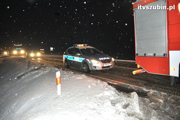 Dwa zdarzenia drogowe w jednym czasie z powodu złych warunków na drodze