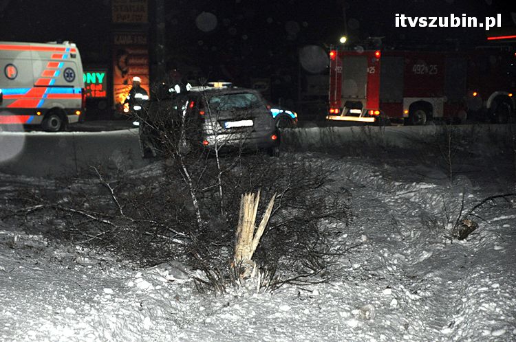 Dwa zdarzenia drogowe w jednym czasie z powodu złych warunków na drodze
