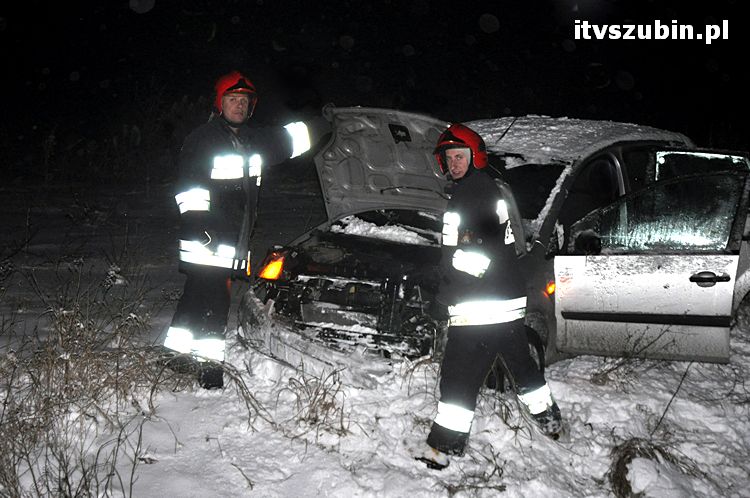 Dwa zdarzenia drogowe w jednym czasie z powodu złych warunków na drodze