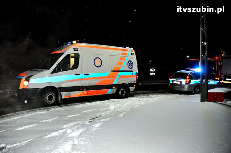 Dwa zdarzenia drogowe w jednym czasie z powodu złych warunków na drodze