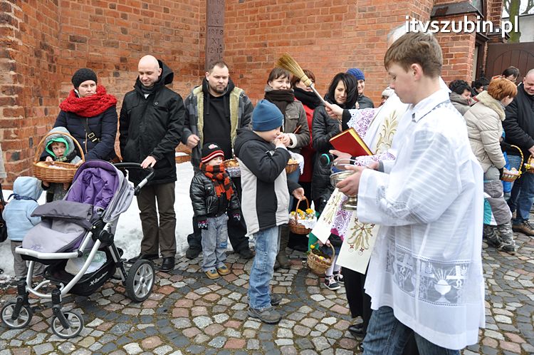 Święcenie pokarmów na stół wielkanocny w szubińskich kościołach