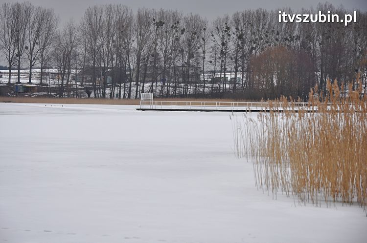 Jezioro Wąsosz w zimowym klimacie w kwietniu