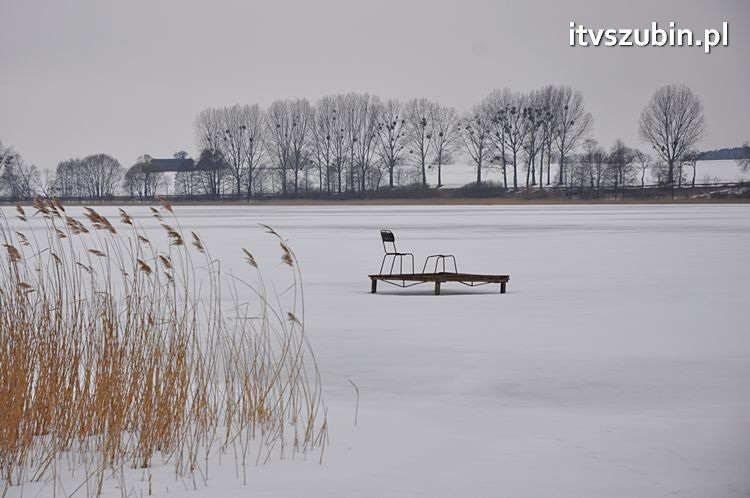 Jezioro Wąsosz w zimowym klimacie w kwietniu