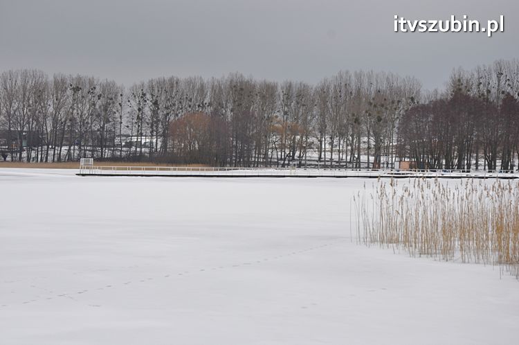 Jezioro Wąsosz w zimowym klimacie w kwietniu