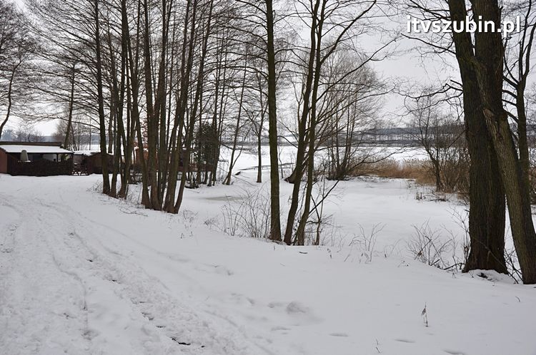 Jezioro Wąsosz w zimowym klimacie w kwietniu