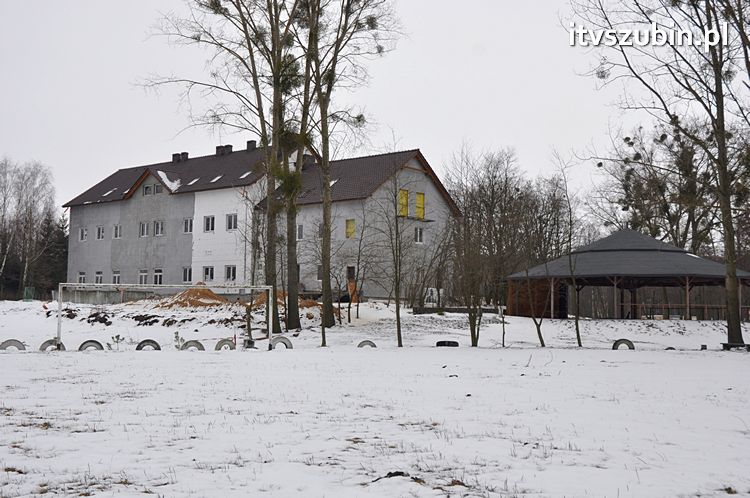 Jezioro Wąsosz w zimowym klimacie w kwietniu