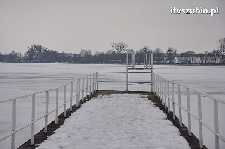 Jezioro Wąsosz w zimowym klimacie w kwietniu