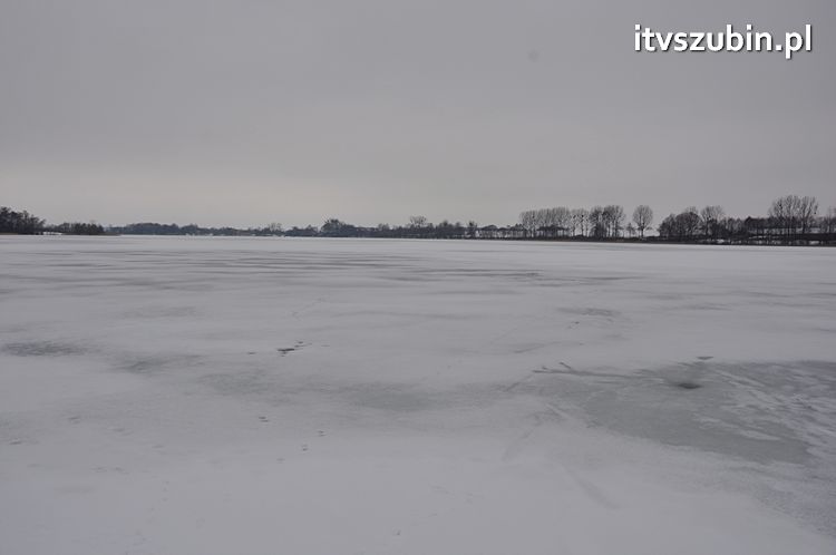 Jezioro Wąsosz w zimowym klimacie w kwietniu