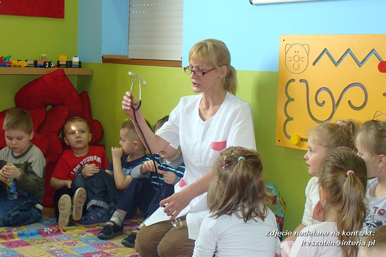 Pielęgniarka z wizytą u starszaków ze 