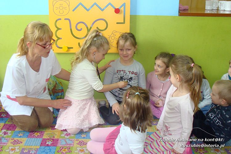 Pielęgniarka z wizytą u starszaków ze 