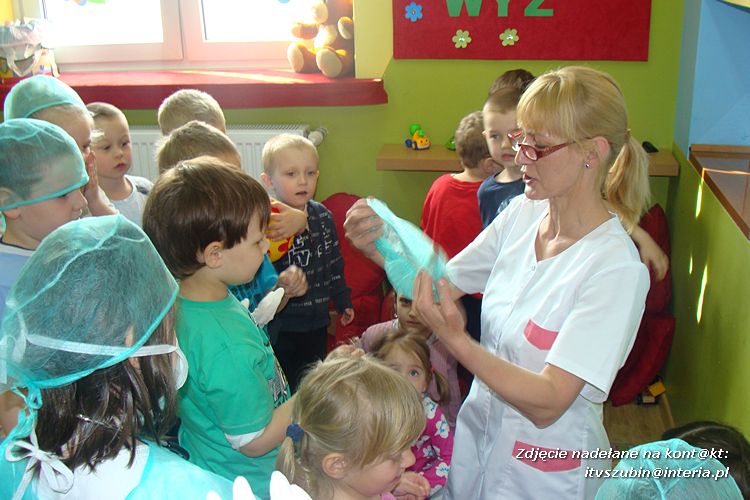 Pielęgniarka z wizytą u starszaków ze 