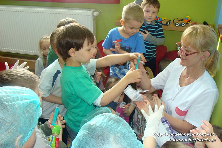 Pielęgniarka z wizytą u starszaków ze 