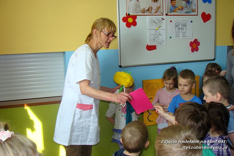 Pielęgniarka z wizytą u starszaków ze 