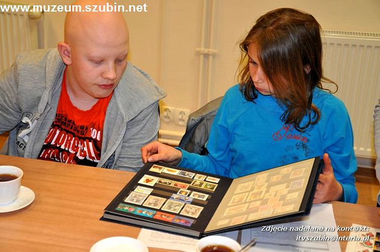 Filateliści w muzeum o kobietach