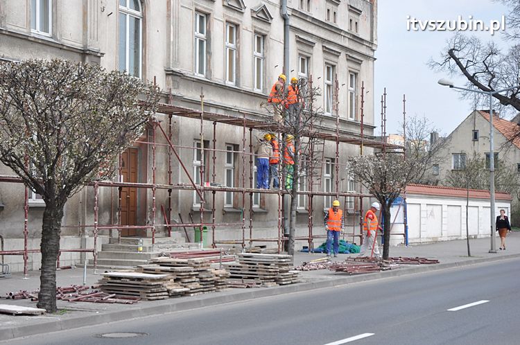 Ruszył remont elewacji szubińskiego ratusza
