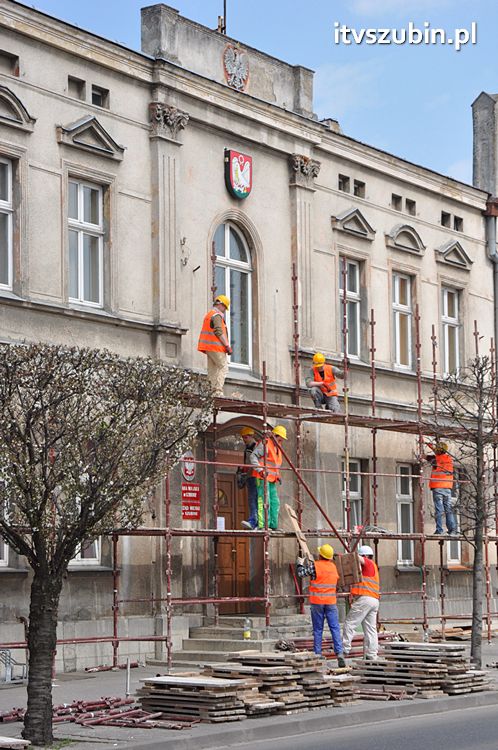 Ruszył remont elewacji szubińskiego ratusza