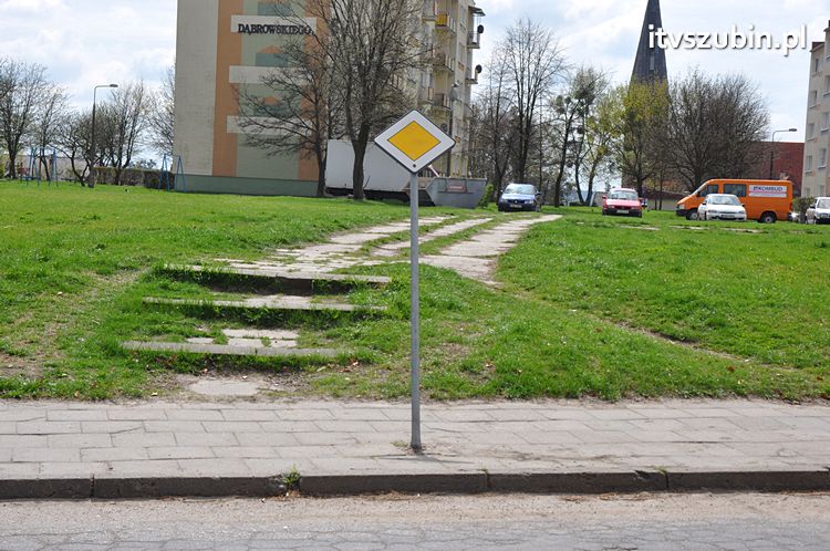 Znaki ustąpiły pierwszeństwa GŁUPOCIE