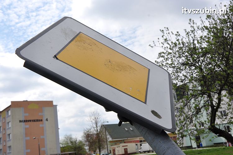 Znaki ustąpiły pierwszeństwa GŁUPOCIE