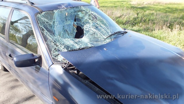 Wypadek pomiędzy Nakłem nad Notecią a Występem, motocyklista w szpitalu