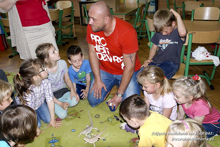 Jaszczurki Angela i Zdzisia z wizytą u maluchów