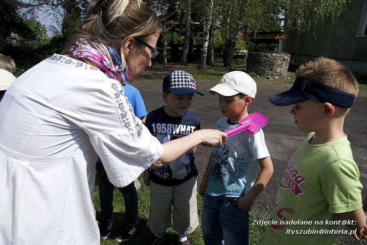 Maluchy z szubińskiej dwójki z wizytą w edukacyjnej zagrodzie