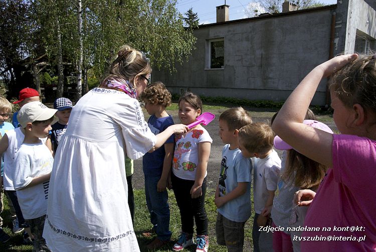 Maluchy z szubińskiej dwójki z wizytą w edukacyjnej zagrodzie