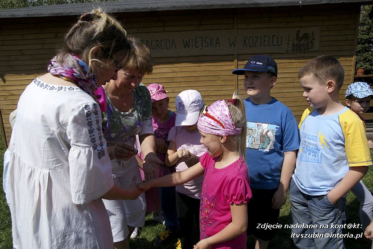 Maluchy z szubińskiej dwójki z wizytą w edukacyjnej zagrodzie