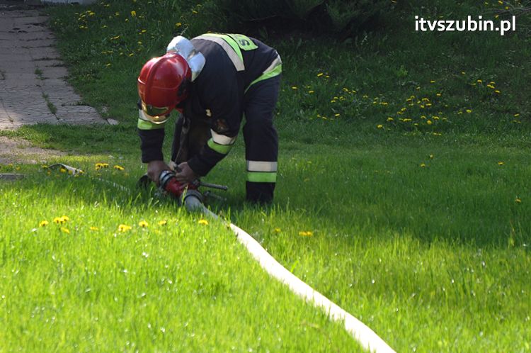 Pożar poddasza w domu jednorodzinnym w Szubinie, jedna osoba ewakuowana
