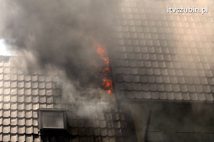 Pożar poddasza w domu jednorodzinnym w Szubinie, jedna osoba ewakuowana