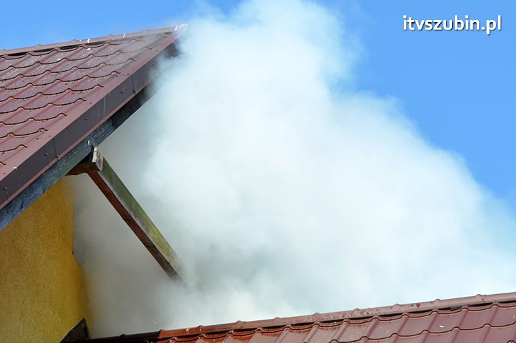Pożar poddasza w domu jednorodzinnym w Szubinie, jedna osoba ewakuowana