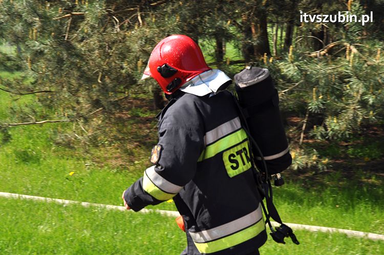 Pożar poddasza w domu jednorodzinnym w Szubinie, jedna osoba ewakuowana