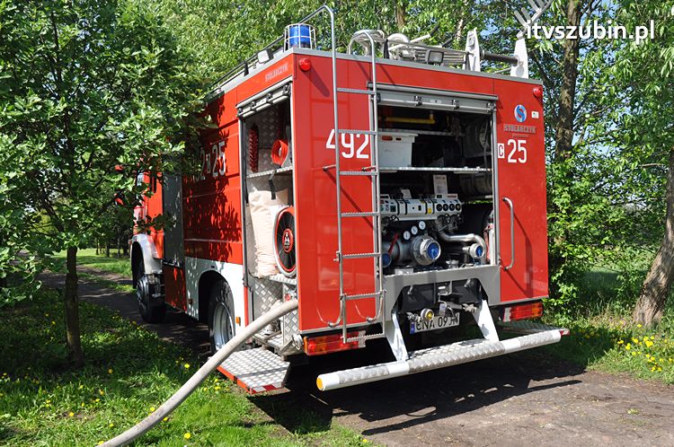 Pożar poddasza w domu jednorodzinnym w Szubinie, jedna osoba ewakuowana