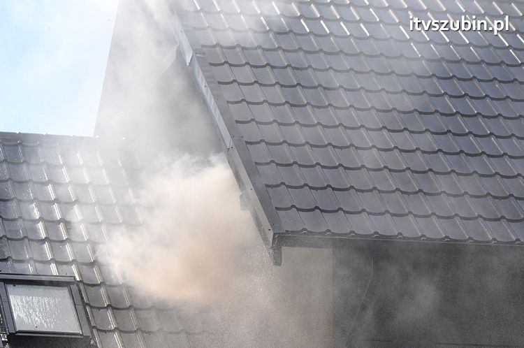 Pożar poddasza w domu jednorodzinnym w Szubinie, jedna osoba ewakuowana