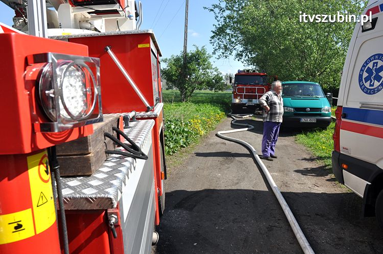 Pożar poddasza w domu jednorodzinnym w Szubinie, jedna osoba ewakuowana