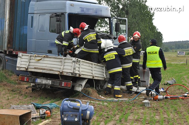 Dwie ofiary śmiertelne w wypadku na krajowej 5, trzecia walczy o życie