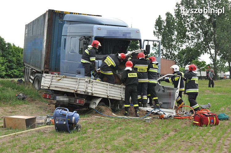 Dwie ofiary śmiertelne w wypadku na krajowej 5, trzecia walczy o życie