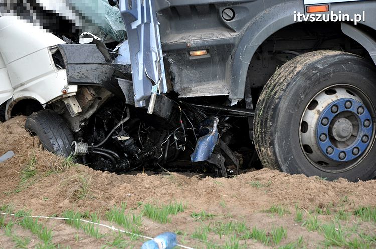 Dwie ofiary śmiertelne w wypadku na krajowej 5, trzecia walczy o życie