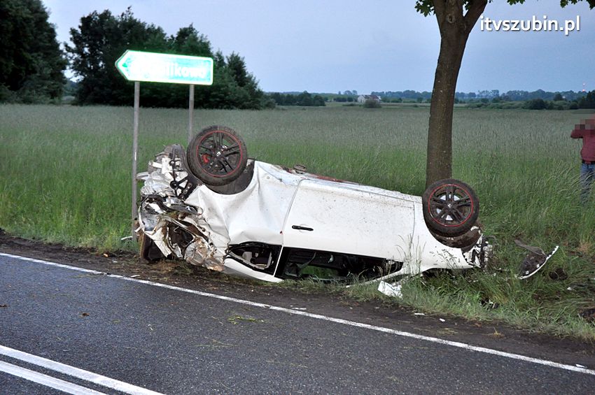 Dachowanie samochodu osobowego w Dąbrówce Słupskiej