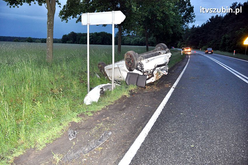 Dachowanie samochodu osobowego w Dąbrówce Słupskiej