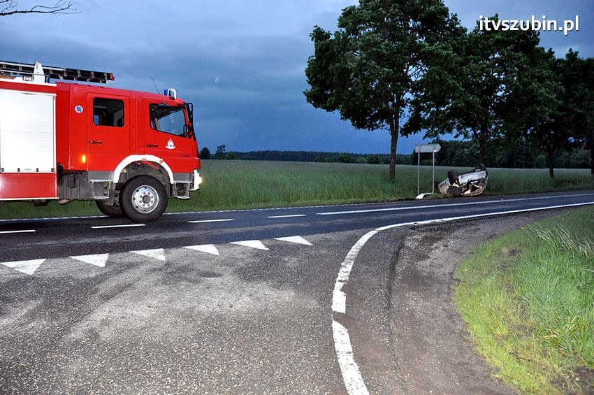 Dachowanie samochodu osobowego w Dąbrówce Słupskiej