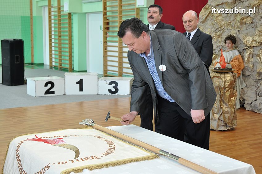 Szkoła Podstawowa w Turze zyskała patrona i sztandar