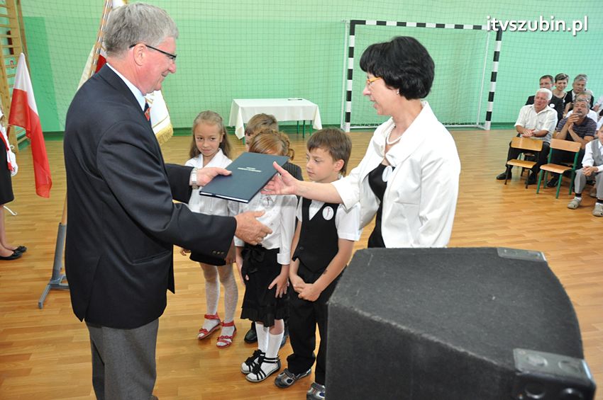 Szkoła Podstawowa w Turze zyskała patrona i sztandar