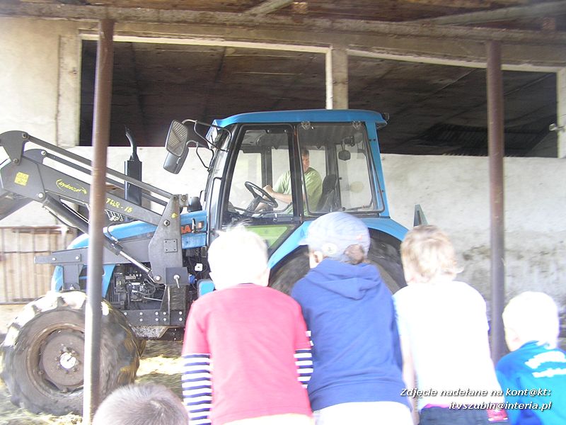 Maluchy z szubińskiej dwójki z wizytą w gospodarstwie rolnym w Szaradowie