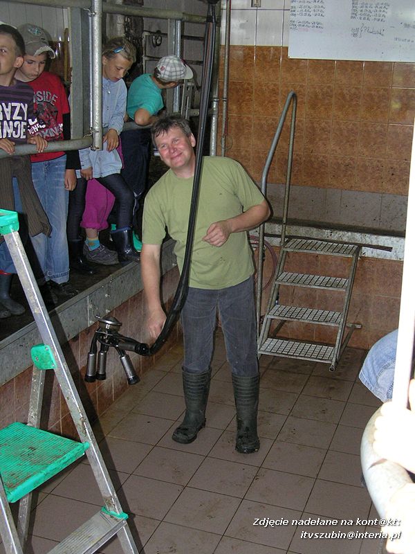 Maluchy z szubińskiej dwójki z wizytą w gospodarstwie rolnym w Szaradowie