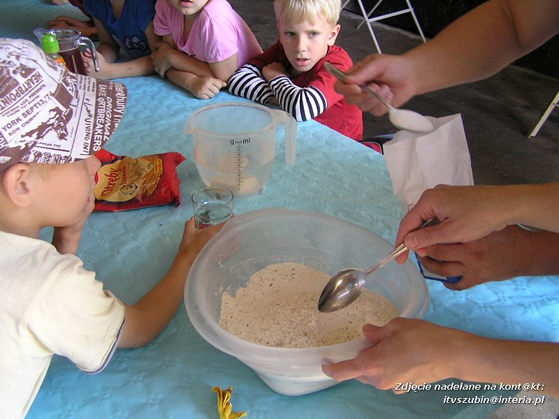 Maluchy z szubińskiej dwójki z wizytą w gospodarstwie rolnym w Szaradowie