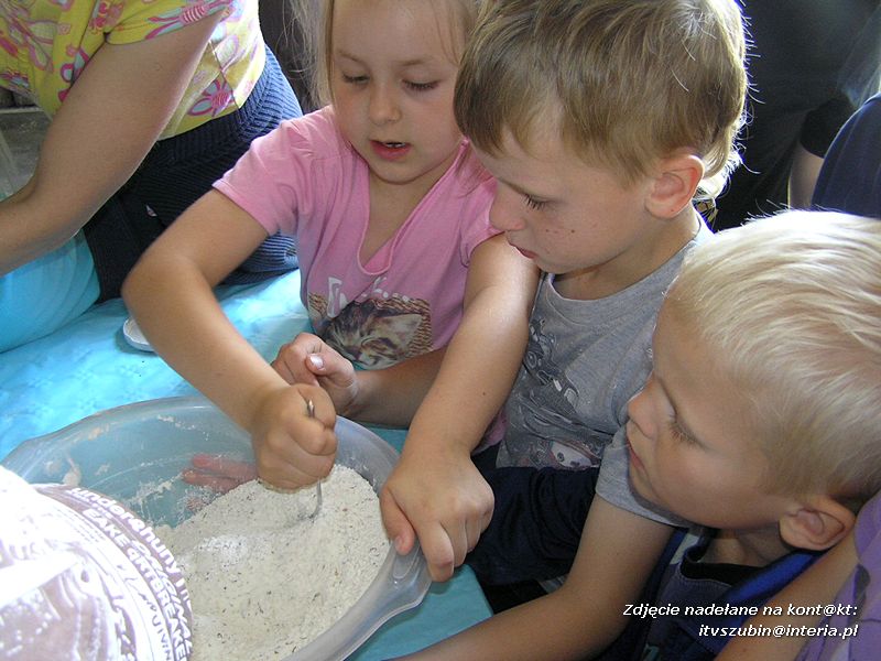 Maluchy z szubińskiej dwójki z wizytą w gospodarstwie rolnym w Szaradowie