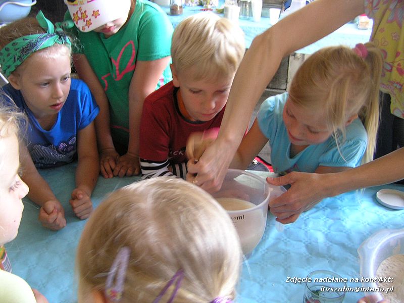 Maluchy z szubińskiej dwójki z wizytą w gospodarstwie rolnym w Szaradowie