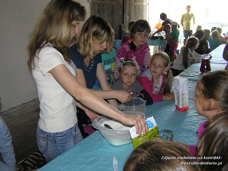 Maluchy z szubińskiej dwójki z wizytą w gospodarstwie rolnym w Szaradowie