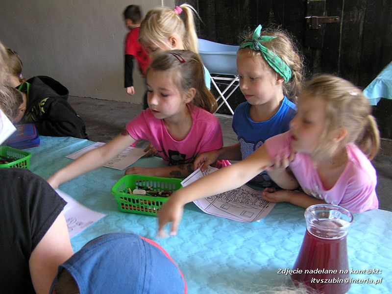 Maluchy z szubińskiej dwójki z wizytą w gospodarstwie rolnym w Szaradowie