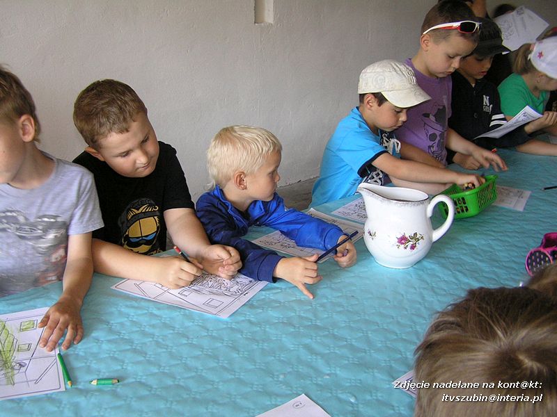 Maluchy z szubińskiej dwójki z wizytą w gospodarstwie rolnym w Szaradowie